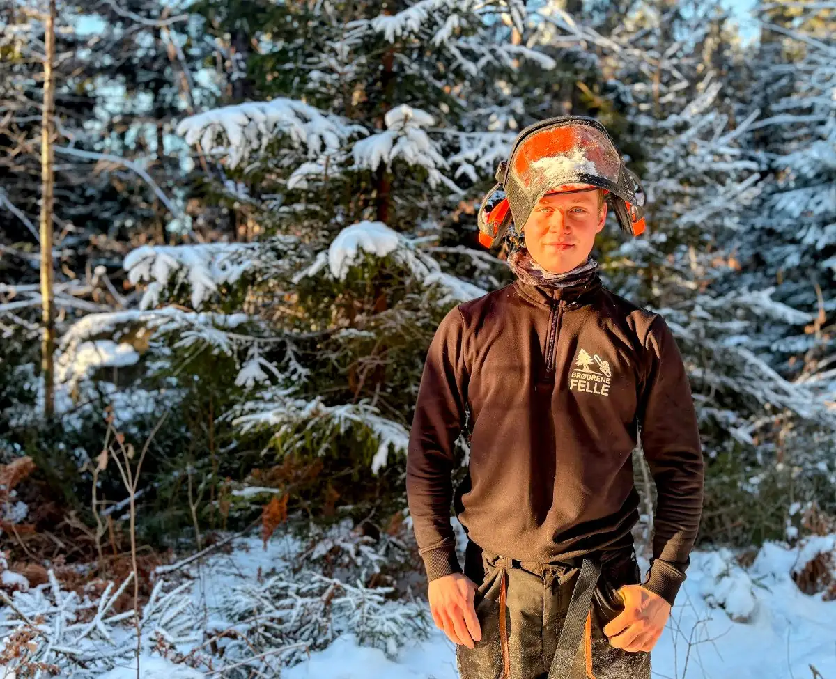 Emil fra Brødrene Felle i vinterskogen med hjelm og verneutstyr